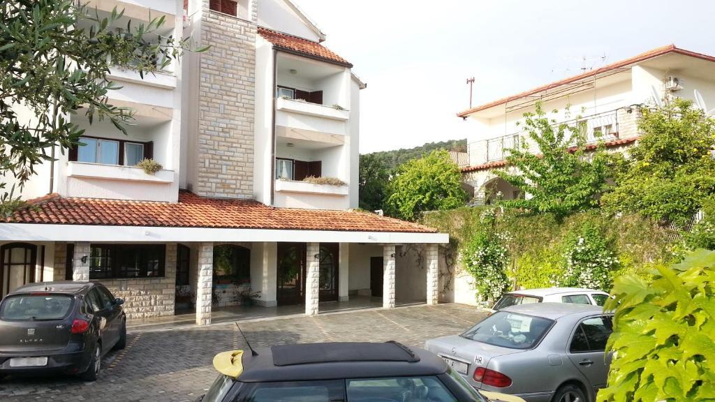 Apartments Vojin Trogir Bagian luar foto